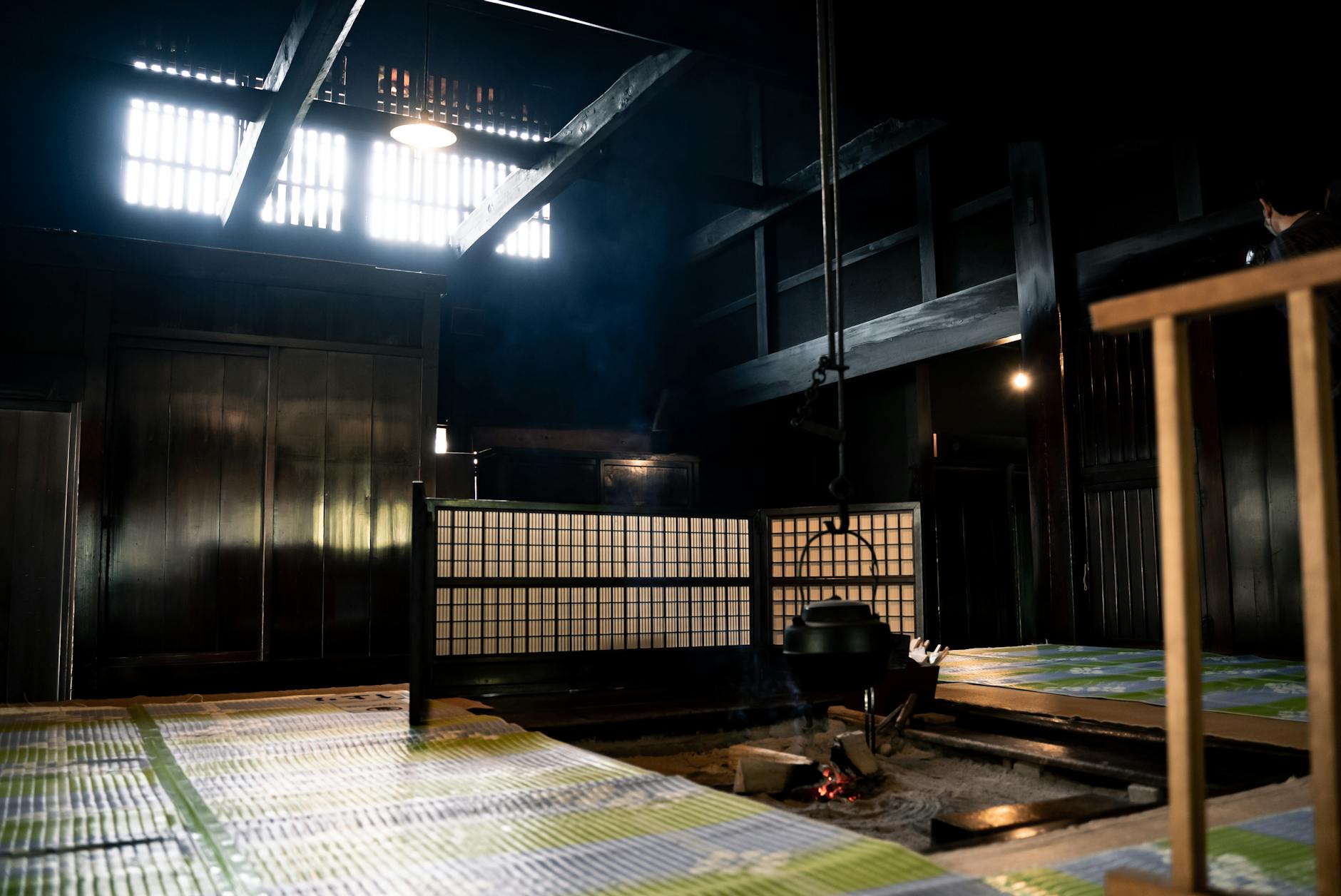 Tradycyjne wnętrze japońskiego ryokanu z paleniskiem i żeliwnym kotłem