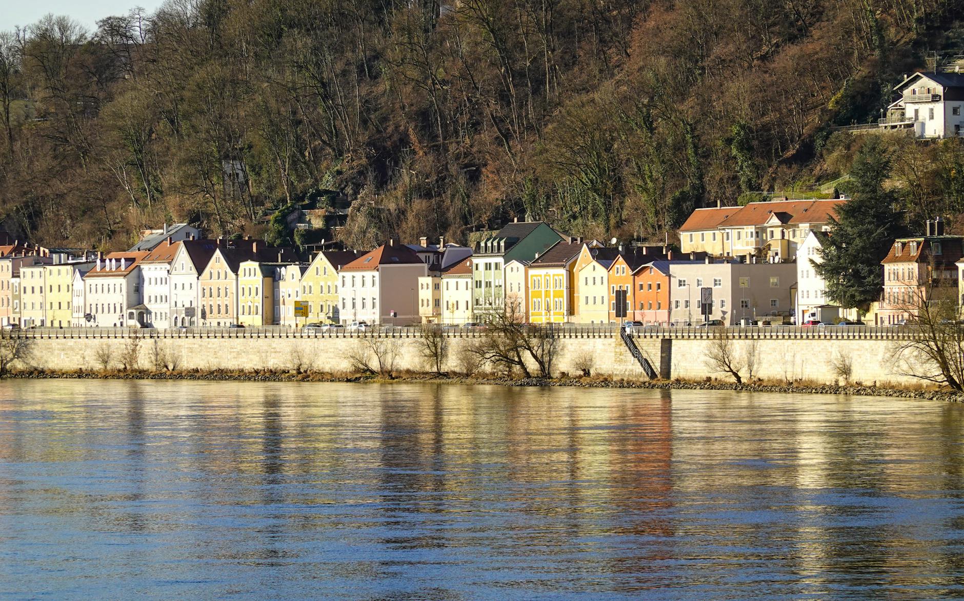 Kolorowe kamienice nad rzeką w słoneczny dzień