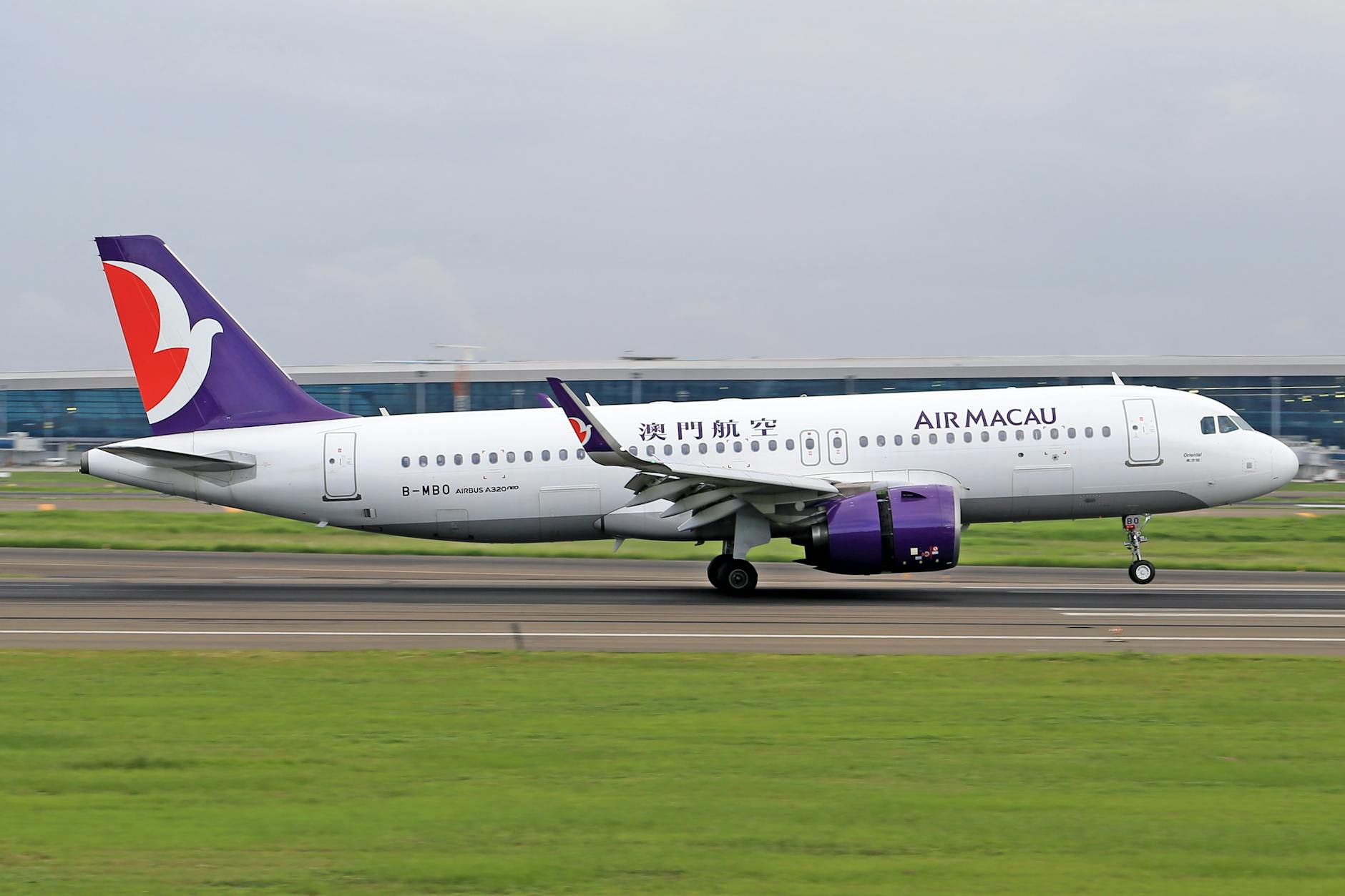 Samolot Air Macau Airbus A320 lądujący na pasie lotniska