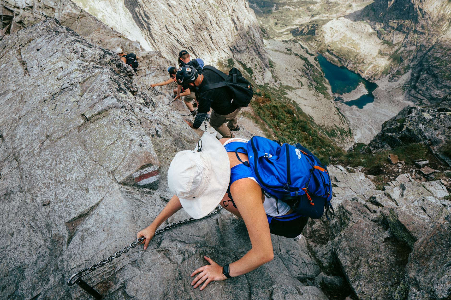 Szlak w Tatrach Wysokich nad górskim jeziorem, otoczony skalistymi szczytami