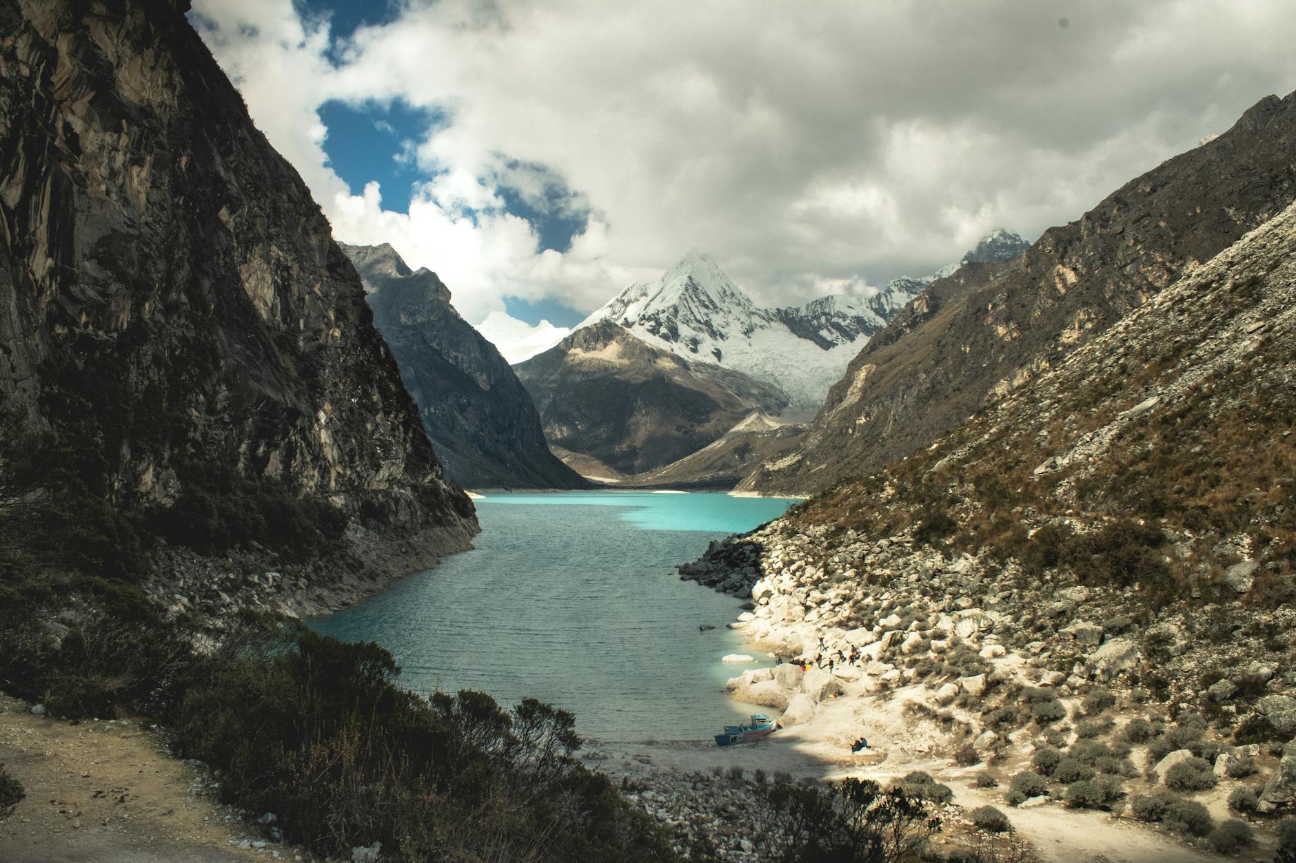 Turkusowe jezioro wśród ośnieżonych szczytów Andów koło Huaraz
