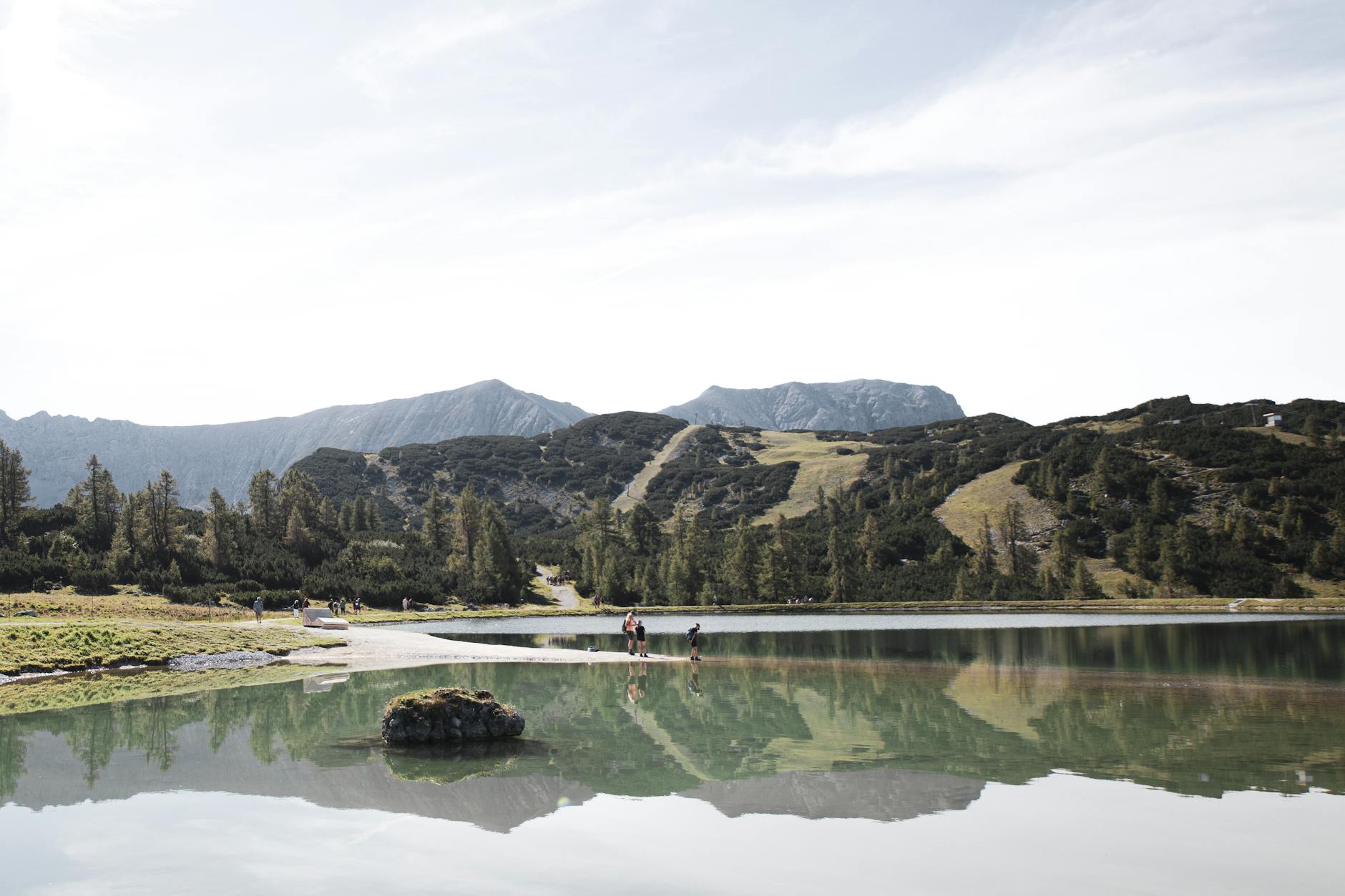 Górskie jezioro w Hinterstoder z odbiciem szczytów w spokojnej tafli