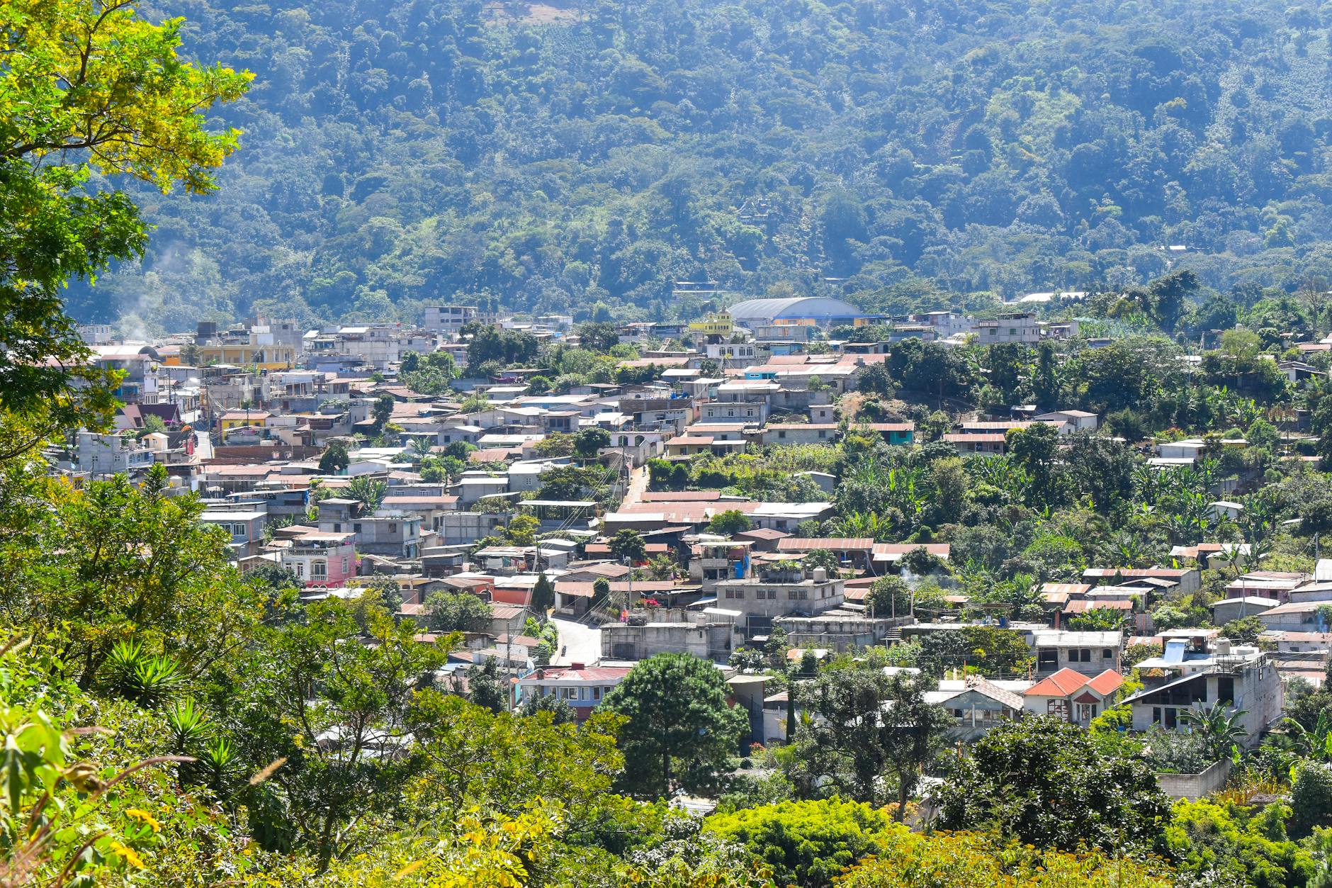 Lotniczy widok miasteczka otoczonego bujną zielenią w Gwatemali