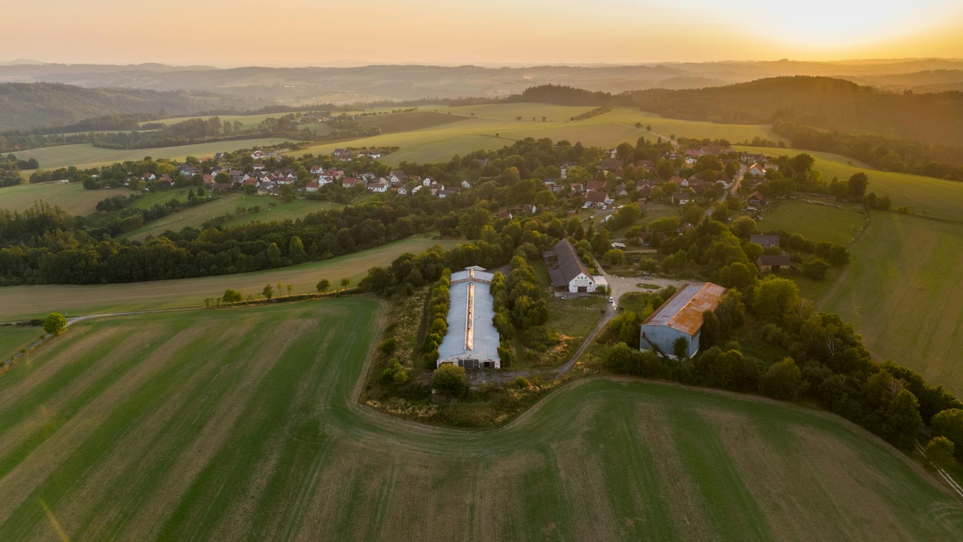 Panorama czeskiej wsi Čestín o zachodzie słońca