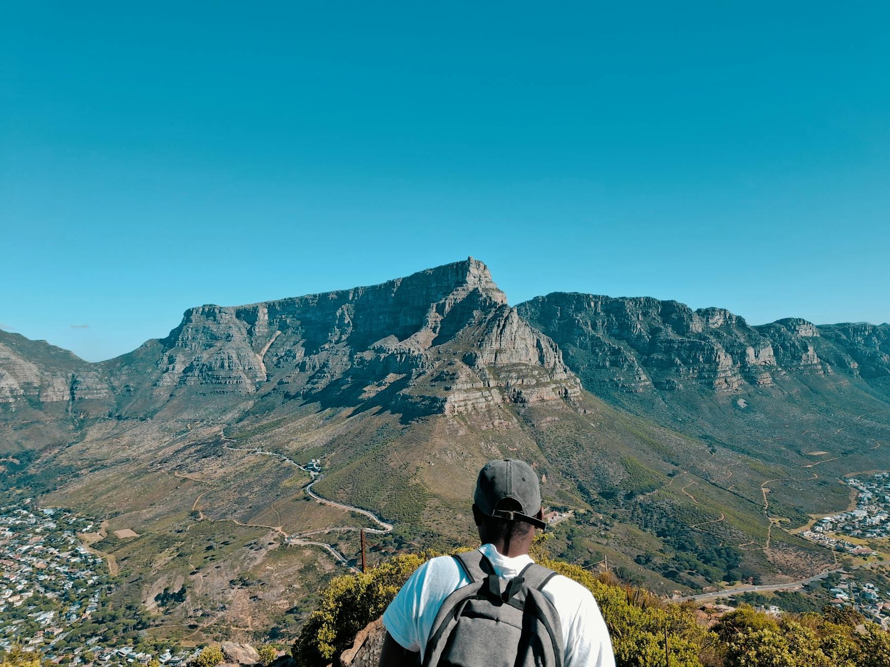 Plecakowicz podziwia panoramę Góry Stołowej w słoneczny dzień