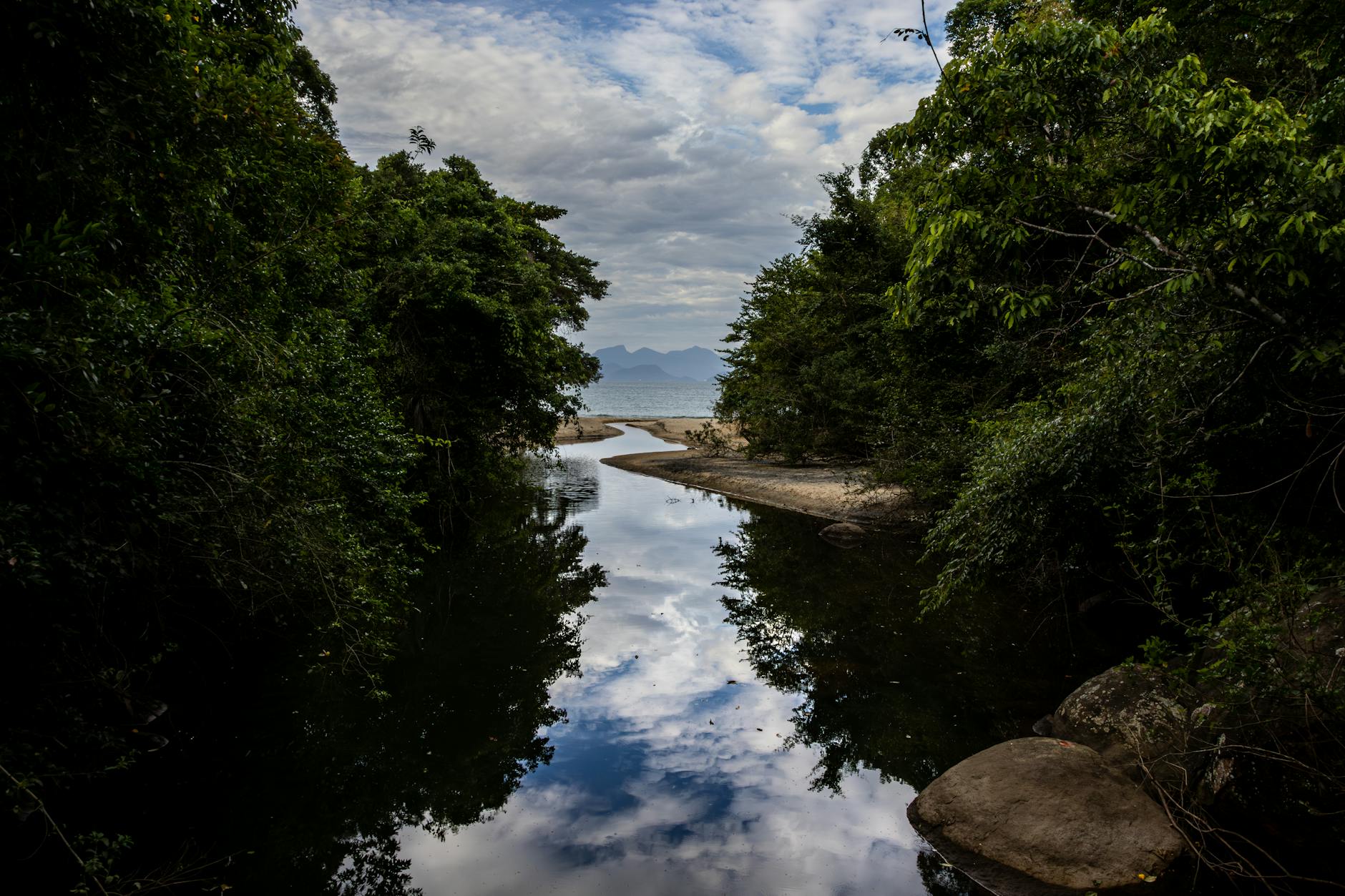 Rzeka wśród bujnej zieleni w Angra dos Reis pod pochmurnym niebem