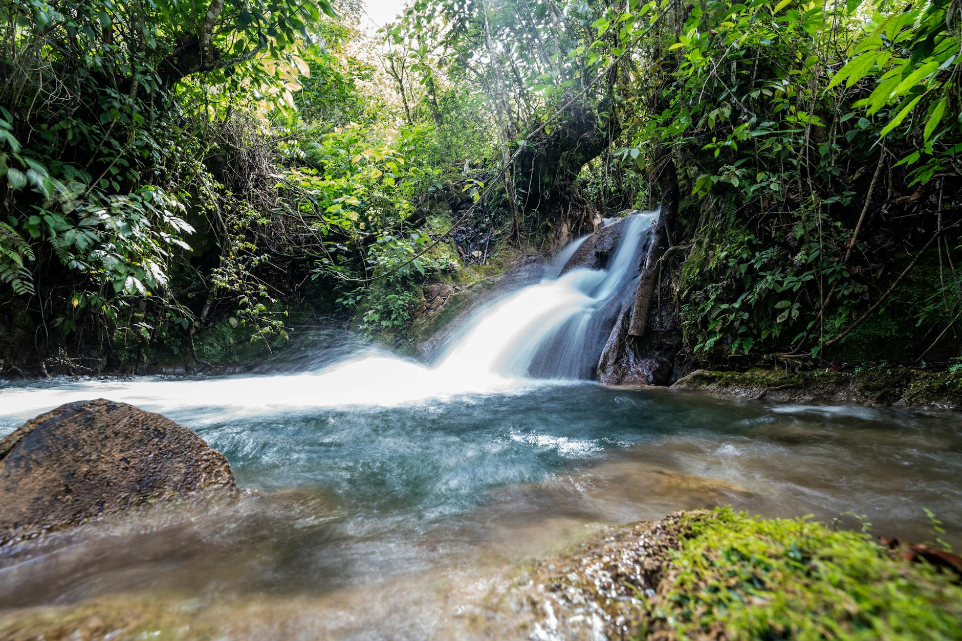 Wodospad w zielonej dżungli regionu Quiché w Gwatemali