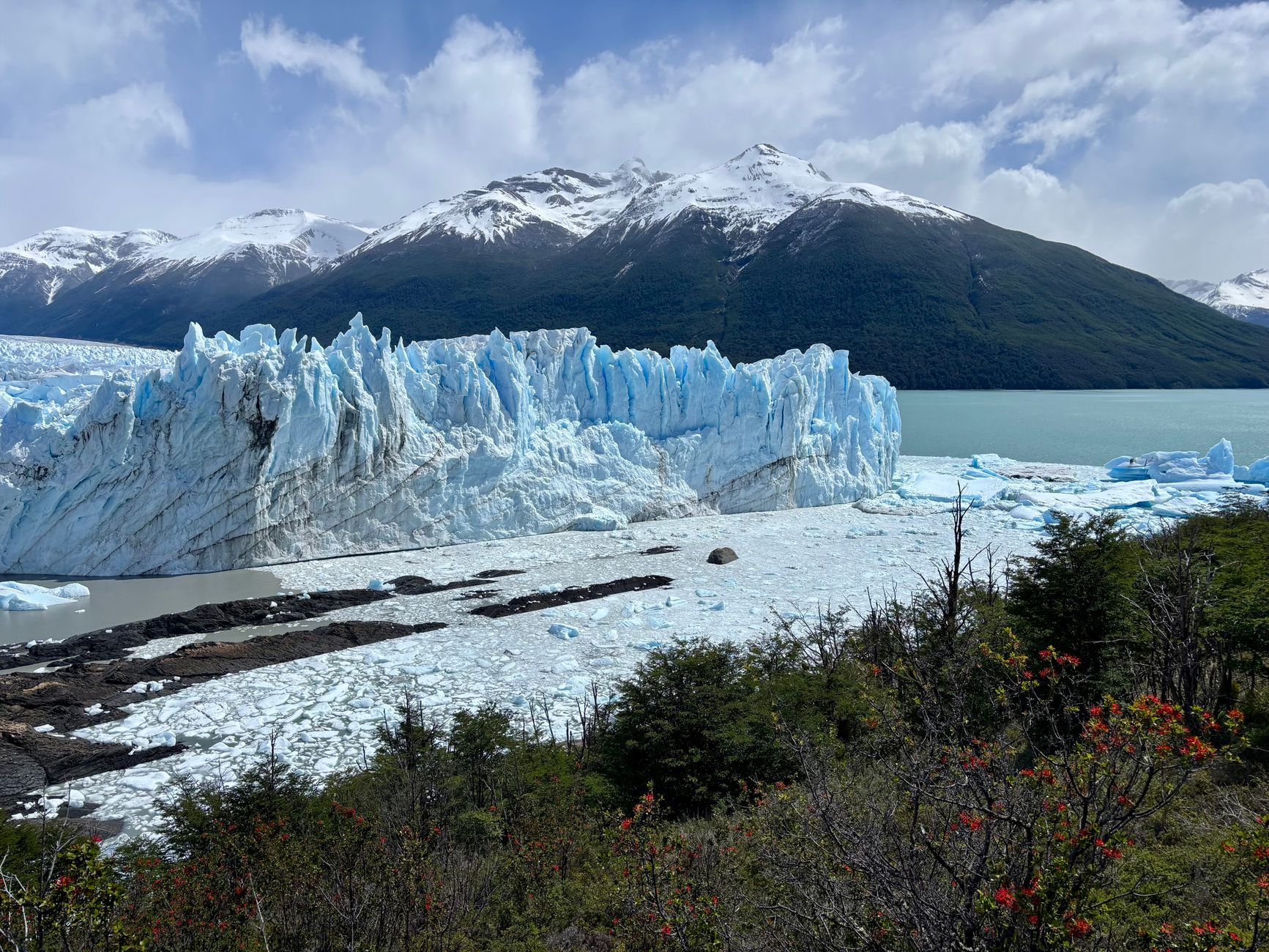 Lodowiec Perito Moreno i ośnieżone góry Patagonii w Argentynie