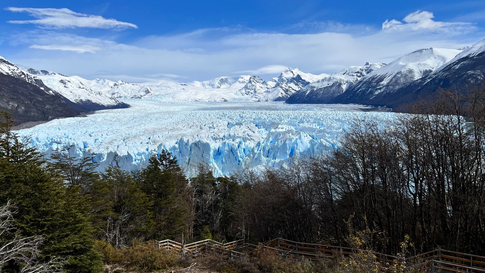 Lodowiec Perito Moreno otoczony ośnieżonymi górami i zielonym lasem