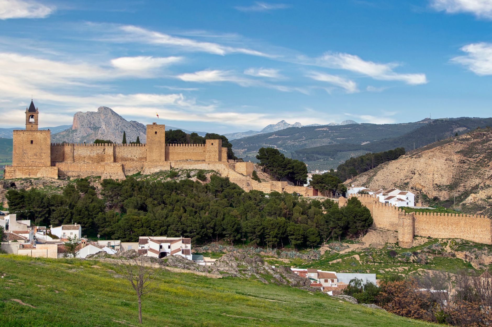 Twierdza Alcazaba w Antequerze na tle hiszpańskiego krajobrazu wiejskiego