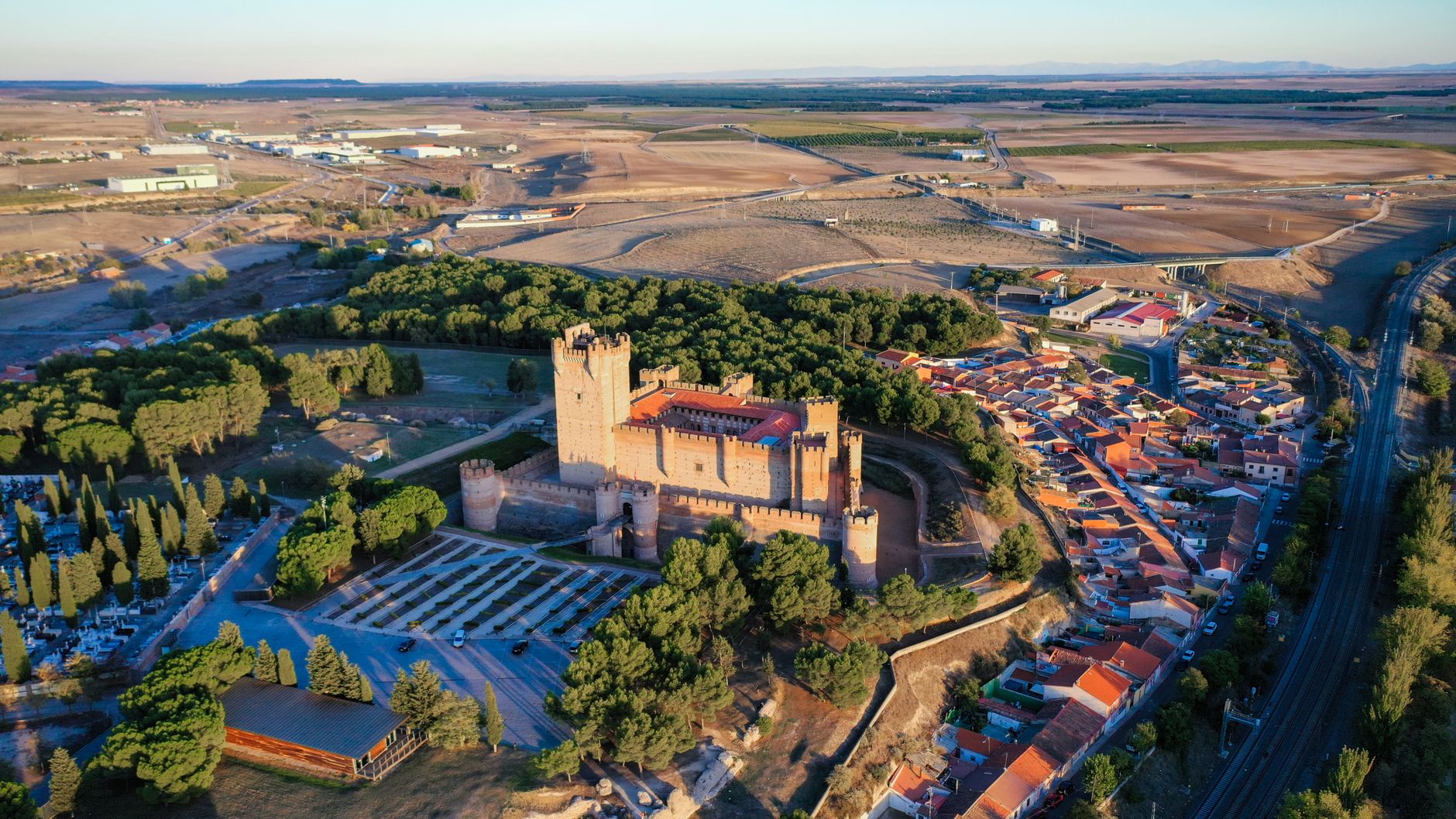Najpiękniejsze zamki w Irlandii, Szkocji i na Islandii – przewodnik po historii i zwiedzaniu Zamek Castillo de la Mota z lotu ptaka na tle miasta Medina del Campo