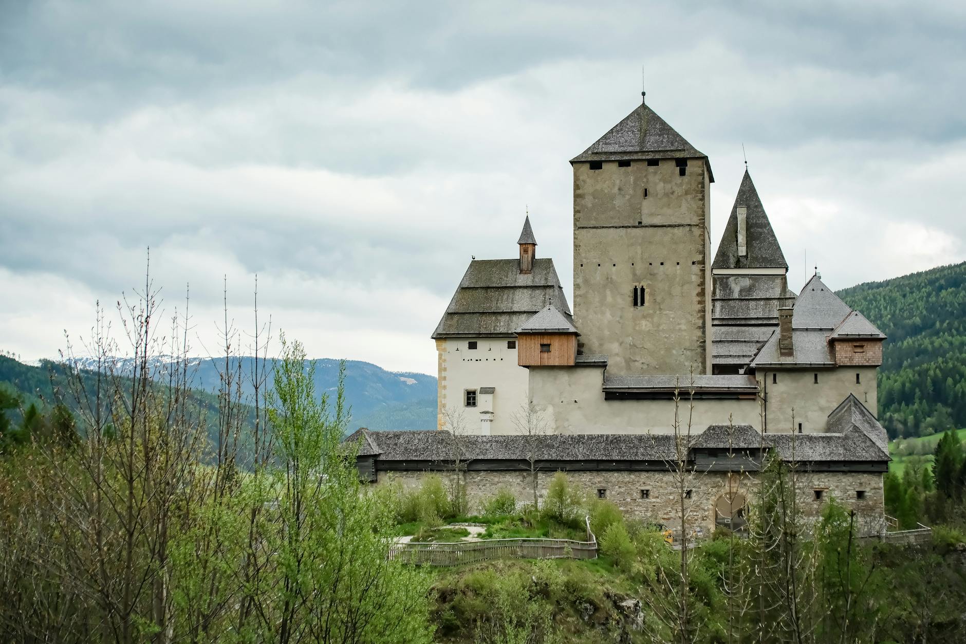 Zamek Mauterndorf wśród zielonych wzgórz w austriackich Alpach