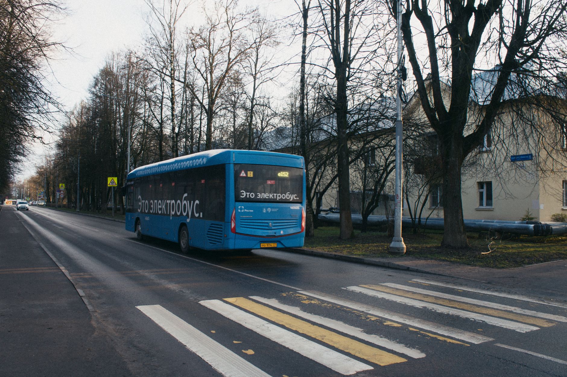 Niebieski elektryczny autobus na zimowej ulicy jako ekologiczny transport